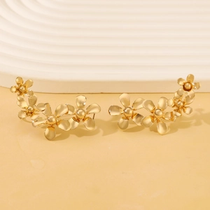 Detalle de clips para las orejas vintage con hojas y flores doradas en aleación elegante