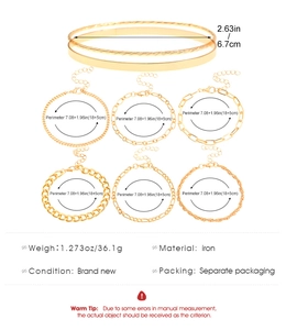 Detailansicht des 8-teiligen goldenen Armbandsets aus Eisenlegierung mit Größenangaben