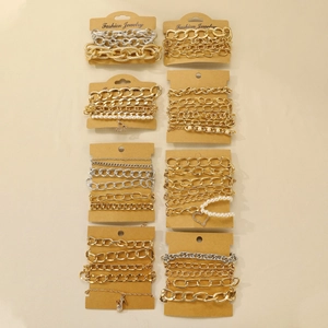 Details von 8 Sets Gold- und Silberarmbänder mit Perlen und Anhängern auf Karten