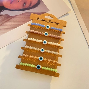 Σετ 6 πολύχρωμα βραχιόλια με χάντρες Evil Eye και χρυσές λεπτομέρειες σε κάρτα