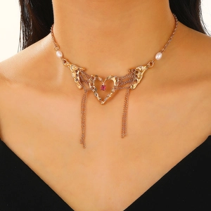 Goldener Herzanhänger mit rosa Stein und Perlenfransen an der Halskette