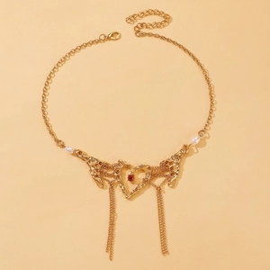Goldene Halskette mit Herzanhänger, rotem Edelstein, weißen Perlen und Quasten