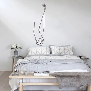 Moderner minimalistischer Wandaufkleber mit Händen und Blume als schwarze Linienkunst für Schlafzimmer