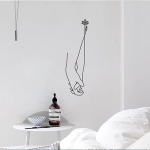 Minimalistischer Wandaufkleber mit Händchenhalten und Blumen für Schlafzimmerdeko