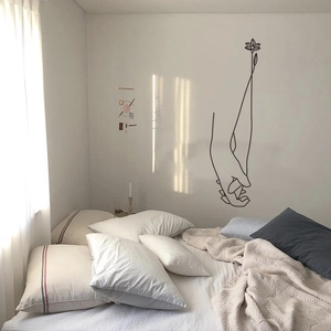 Minimalistischer schwarzer Wandaufkleber mit Händchen haltendem Paar für das Schlafzimmer