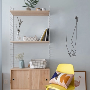 Minimalistischer Wandaufkleber mit Händchenhalt-Motiv für das Schlafzimmer