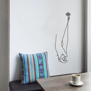 Minimalistischer Wandaufkleber mit Händchenhalten-Linienkunst über dem Sofa