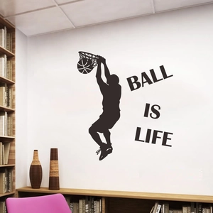 Sticker mural Ball Is Life avec silhouette noire d'un joueur de basket faisant un dunk