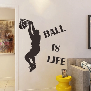 Détail d'un sticker mural de basket en PVC noir mat avec slogan Ball Is Life sur mur
