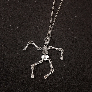 Silberne Punk-Totenkopfkette mit beweglichen Gelenken und Skelettanhänger vor Schwarz