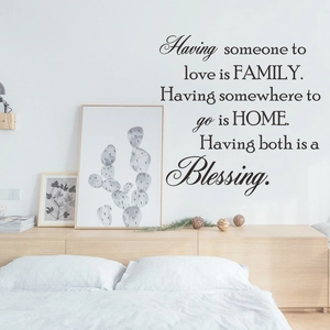 Sticker mural avec citation sur la famille et écriture élégante pour décor de chambre