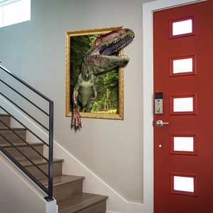 3D Dinosaurier Wandtattoo zeigt T-Rex der durch einen Goldrahmen im Wohnzimmer bricht
