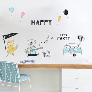 Détail des stickers muraux fête musicale avec renard et ours dans une chambre d'enfant