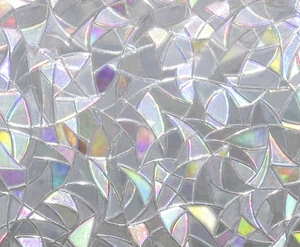 Vista macro della pellicola 3D arcobaleno per vetri con motivi geometrici e mosaico