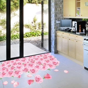 Nahaufnahme von 3D-Bodenaufklebern mit rosa Rosen und Blütenblättern in der Küche