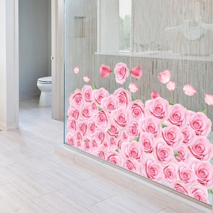Romantische rosa Rosen Wandtattoo und Blütenblätter für Bad- oder Schlafzimmerdekoration