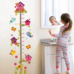 Kinder-Größentabelle Wandaufkleber mit Zeichentrick-Ästen und Vögeln auf weißer Wand