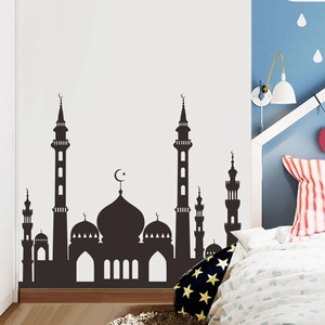 Detalle de un vinilo decorativo de silueta de mezquita con minaretes y luna en dormitorio