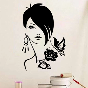 Adesivo murale nero sagoma donna elegante con fiori e farfalle per decoro casa