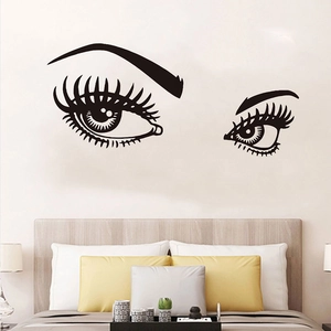 Sticker mural créatif yeux sexy avec longs cils au-dessus d'un lit de chambre