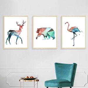Dreiteiliges nordisches Wandbildset mit geometrischen Motiven von Hirsch, Bär und Flamingo