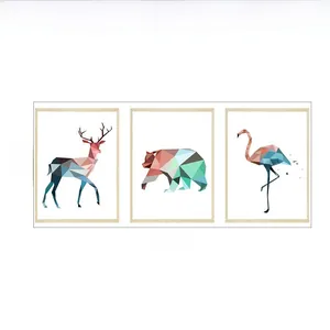 Detail der geometrischen Tier-Wandkunst mit Hirsch Bär und Flamingo Set 125cm breit