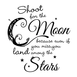 Détail du sticker mural avec citation inspirante et motifs de lune et étoiles