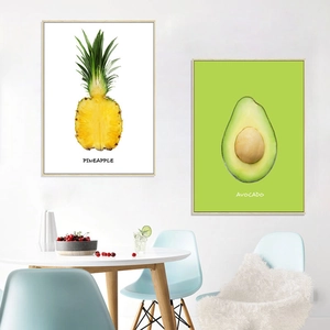 Modernes Wandbild-Set mit Ananas und Avocado in einem minimalistischen Esszimmerdekor