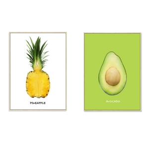 Detailansicht der modernen Wandbilder mit Ananas und Avocado in hellen Holzrahmen