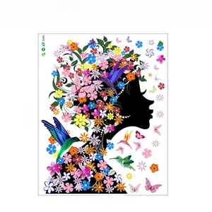 Dettaglio dell'adesivo murale ragazza floreale con dimensioni finali di 46 cm x 60 cm