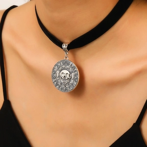 Dettaglio di girocollo gothic con nastro in velluto nero e ciondolo a teschio argento