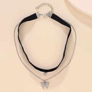 Dettaglio choker a doppio strato in velluto nero con farfalla d'argento e strass lucidi
