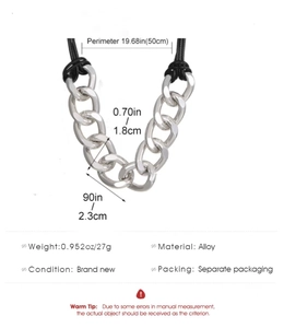 Detalle de los eslabones gruesos de aleación de plata y cordón negro del collar choker