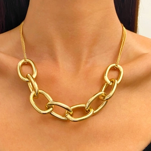 Primer plano de un collar choker de cadena gruesa dorada en el cuello de modelo