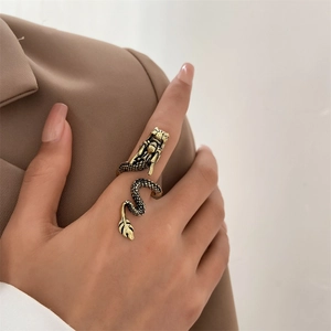 Detail eines Vintage-Golddrachenrings mit feinen Schuppen und verstellbarem Design