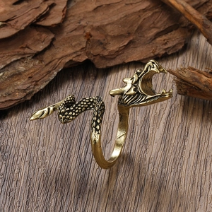 Makroaufnahme von drachenförmigem Zigarettenhalter-Ring mit feiner Schuppentextur