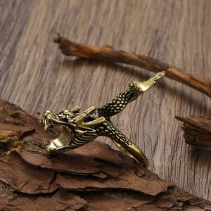 Detailansicht eines goldenen Drachenrings im Vintage-Stil mit feinen Metallschuppen