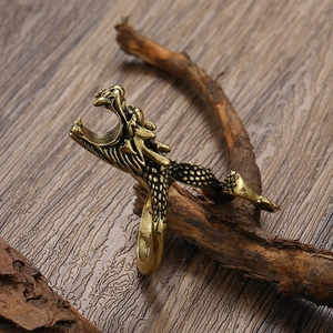 Detail eines Drachenrings im Vintage-Stil in Altgold mit feinen Schuppenstrukturen