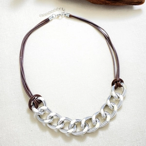 Gargantilla minimalista de cordón de cuero marrón y cadena gruesa de metal plateado