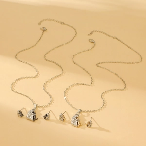 Conjunto de joyas único con pendientes de niña y perro y collar en acabado oro y plata