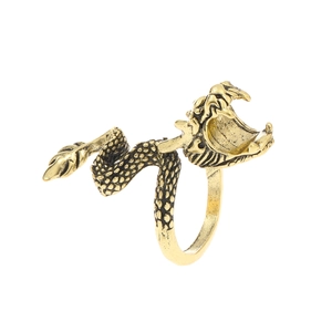 Gotischer Schlangenring in Gold mit Schuppentextur und offenem Maul auf weißem Hintergrund