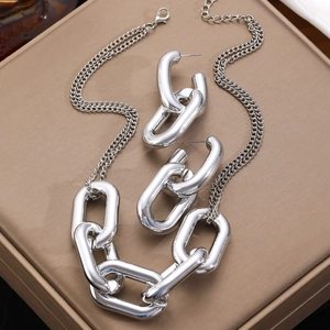 Detalle del conjunto de collar y pendientes de cadena gruesa plateada en estuche