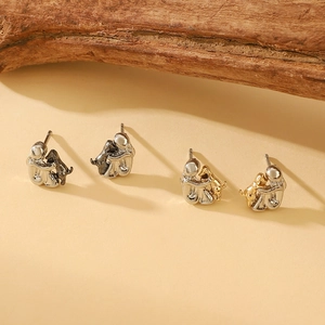 Pendientes creativos de niña y perro abrazados en aleación plata, oro y gris set