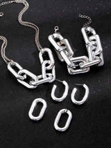 Conjunto de joyas de cadena gruesa plateada con collar pulsera y pendientes de moda