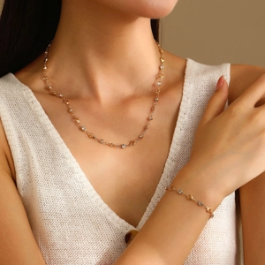 Ensemble de bijoux cœur doré élégant comprenant un collier et un bracelet avec cristaux