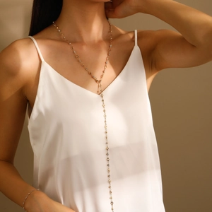 Elegantes Set aus goldener Y-Halskette mit Herzanhänger und passendem Armband