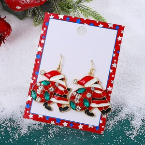 Dettaglio orecchini a forma di Babbo Natale con strass colorati e ganci dorati