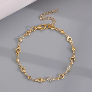 Détail du bracelet chaîne à cœurs dorés avec strass et fermoir mousqueton réglable