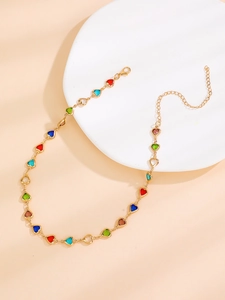 Vista detallada del collar en Y dorado con dijes de corazones coloridos y cierre ajustable