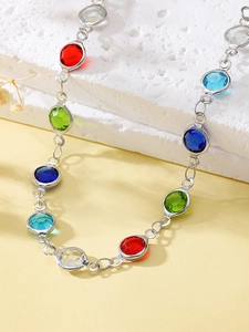Detalle de una pulsera de plata con gemas multicolores en elegante estilo bohemio